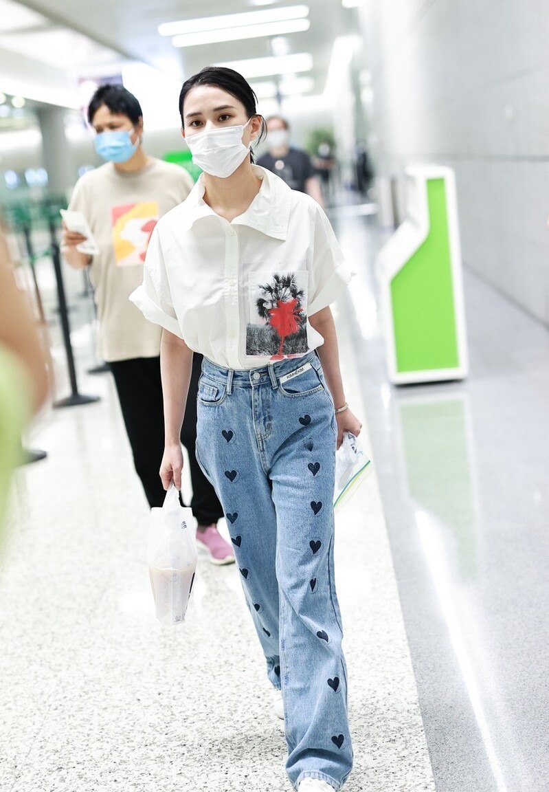 牛仔裤|何超莲才是名副其实的名媛,穿白色衬衫搭配高腰牛仔裤,高贵大气