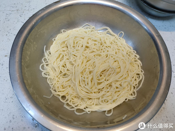 炒面条好吃有技巧，掌握三个诀窍，面条不粘不坨、劲道爽滑