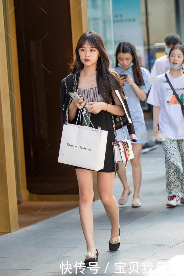 一身黑色甜美系穿搭,气质不凡,美艳动人