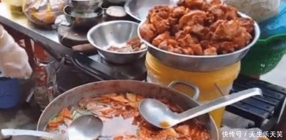 大妈|大妈街边卖良心汤,10元管喝饱,食客冲着汤的食材来的