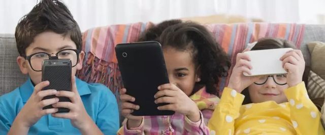 约画$13岁女孩花70万约画,家长威胁画师退款,金钱教育缺失有多可怕?