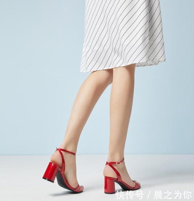 pu 一字带露趾凉鞋,稳固粗跟设计,展现女人自信气质