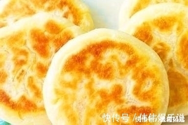 搅拌均匀|早餐饼最好吃又简单做法，1碗面粉，开水一烫，15分钟做好出锅