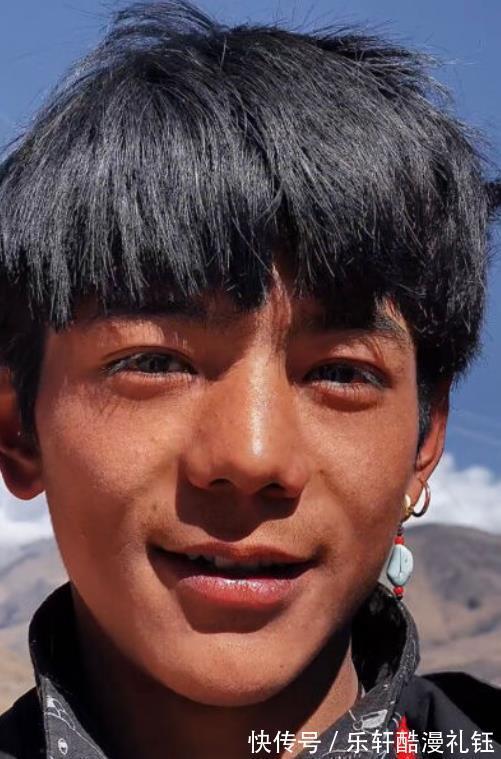 花儿与少年|《中餐厅5》海报姚安娜独自站后排，颜值普通头比周也大一圈