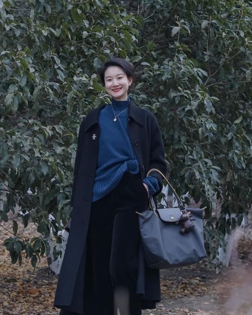 不会配色服装再贵也白搭！试试简单的“两色搭配法”，时尚又百搭