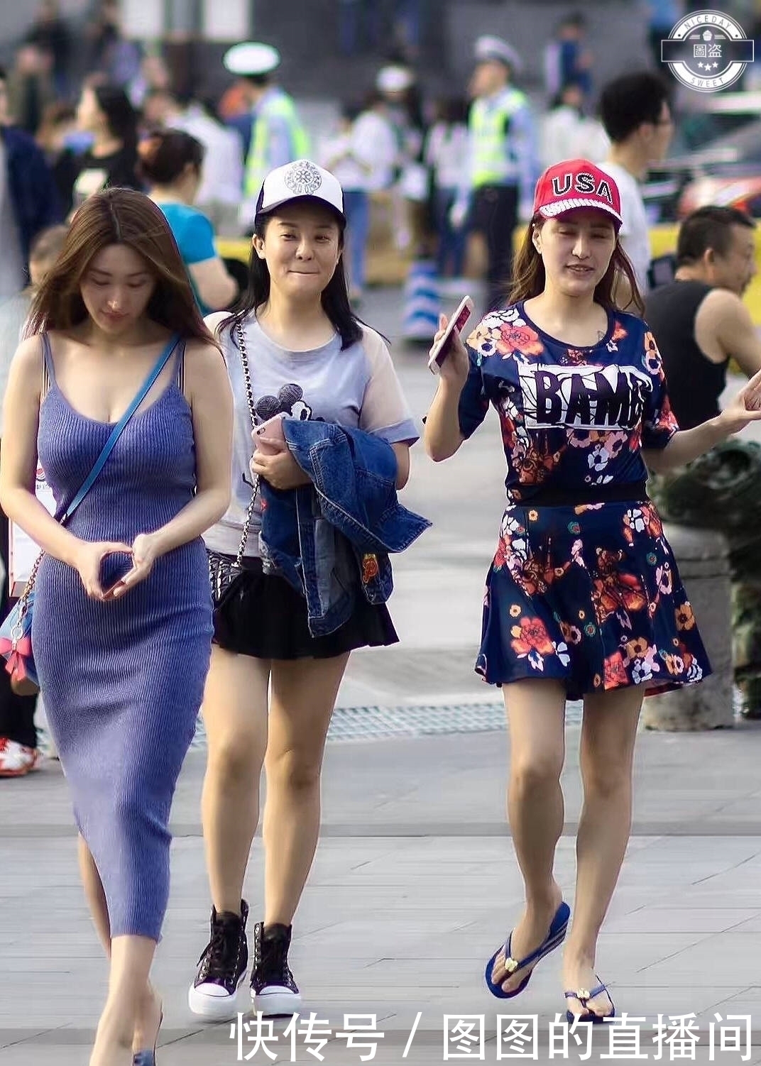 微笑|街拍:针织蓝色连衣裙衬托小姐姐迷人微笑