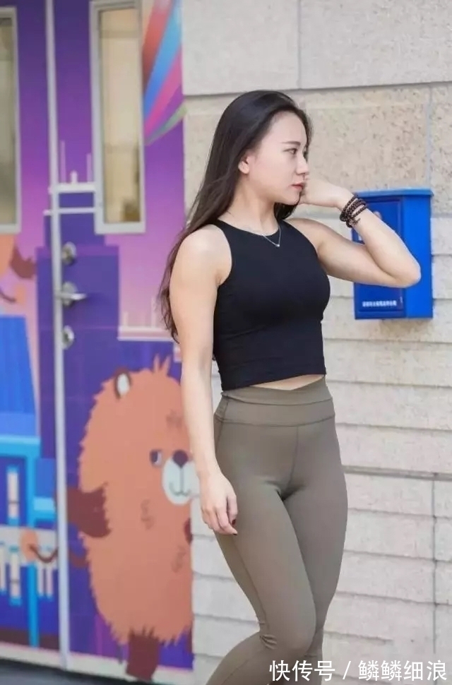 优雅 简约美感的打底裤美女,甜美气息扑面而来