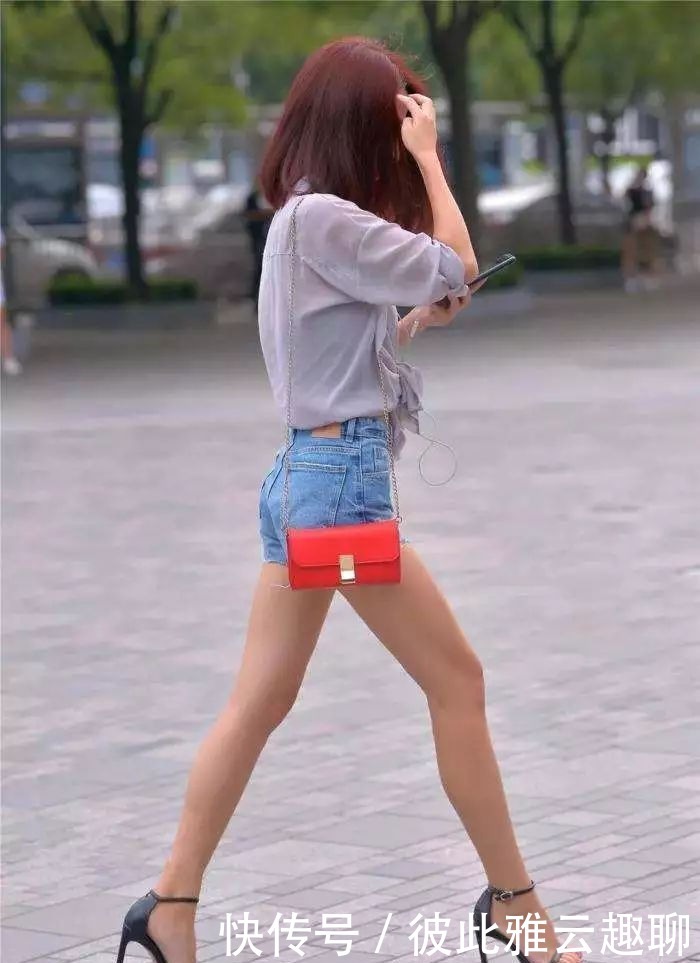 美女脚上搭配一双白色的低跟鞋,绽放时尚的魅力