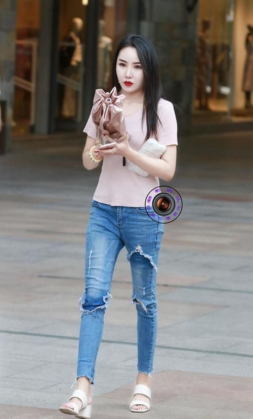 搭配 粉色T恤搭配蓝色牛仔裤,适合女生的日常穿搭,休闲味十足