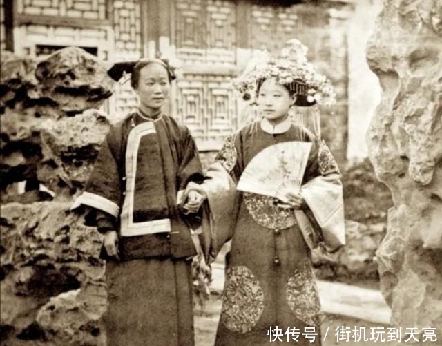 老照片|清末老照片,15岁的小妾,出阁的新娘,图七乡下的地主在放鞭炮