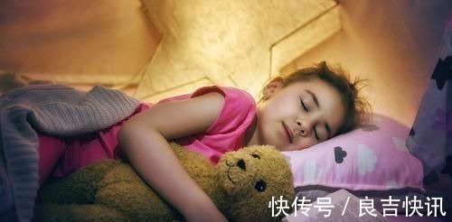睡眠时间|自主入睡的孩子和哄睡的孩子,差别很大,不仅仅是智商