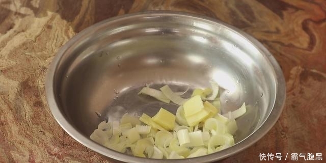 入少许|麻辣鸭血怎样做才好吃?学会这一招,鲜香滑嫩不破碎,麻辣鲜香