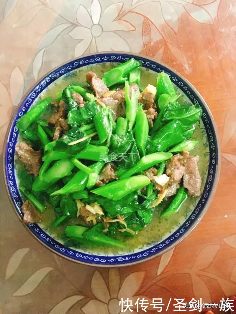 星爷真会享受,一起床就跳进泳池里,美女在旁边帮洗漱