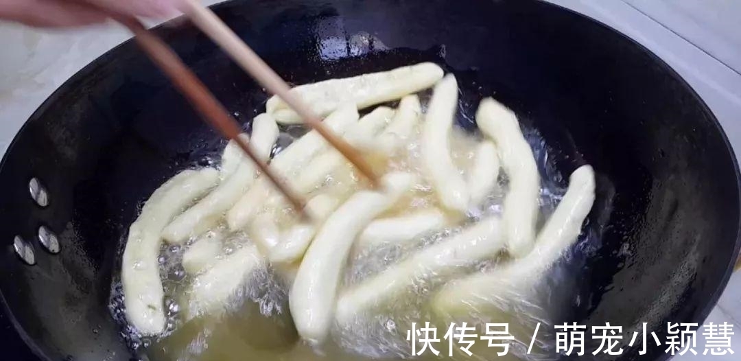 茴香|1斤面粉，2个鸡蛋，筷子搅一下，教你做创意小油条，比麻花好吃十几倍