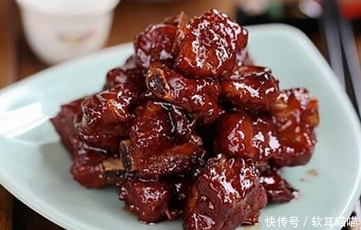 红烧肉|炒糖色时,第一步不要直接放冰糖多加一步,糖色更红亮不发苦