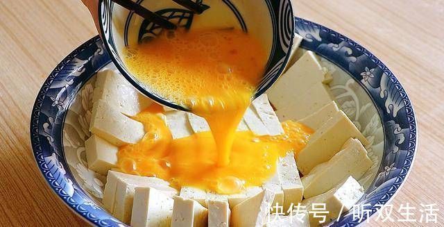 豆腐里打2个鸡蛋，简单一炒，老公孩子最喜欢，每次上桌都吃光光