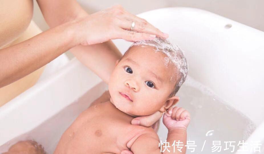 婴幼儿|冬季给宝宝洗头,一周洗几次?妈妈做好万全准备,让宝宝配合洗头