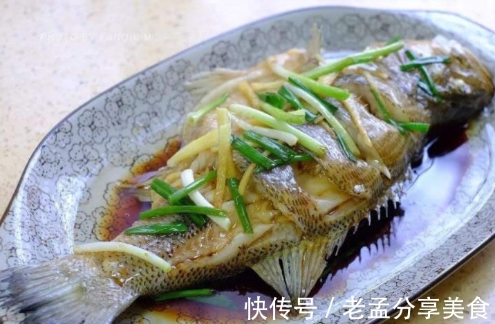 清蒸鱼,先淋热油还是先淋豉油?很多人弄错顺序,所以鱼肉很腥!