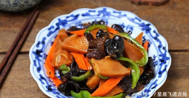 千叶豆腐就用红烧的做法，简单快手，鲜香美味，软嫩入味比肉好吃