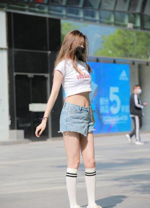 低腰|短款白印花T恤配低腰水洗牛仔裤,展现您完美身材