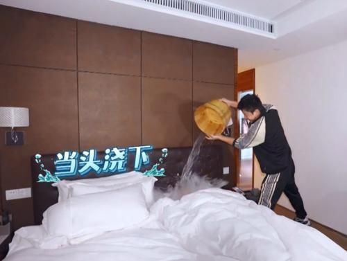 王迅遭羞辱,当着新嘉宾面被泼洗脚水,导演真当他不会退出?