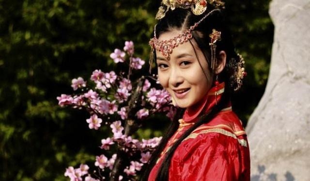 长生不老#皇帝无意出丑,小宫女没忍住笑出了声,谁知这一笑却改变了命运