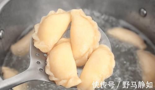 好吃|煮饺子，最忌水开直接下锅煮，牢记4点，饺子劲道好吃不破皮