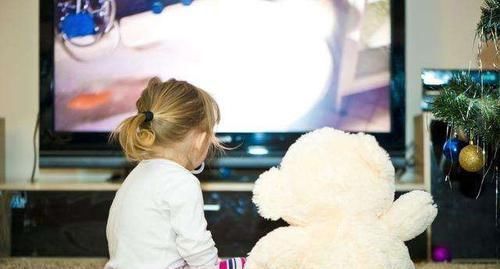 视力|三岁以内孩子看电视,影响视力是次要的,这四方面的危害才大