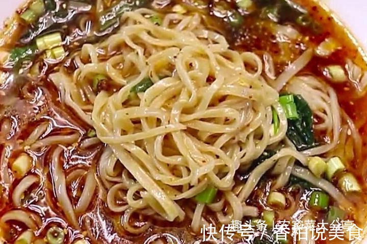 早餐吃一碗酸酸开胃的酸汤面，开启一天的好胃口，把汤做好是关键