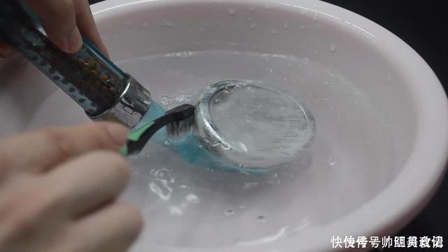 白醋|把牙膏抹到淋浴喷头上,一年省下不少钱,轻松解决亿万家庭困扰