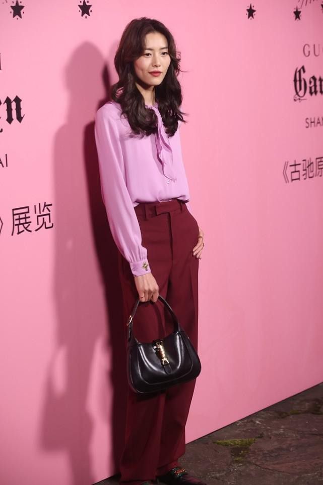 一身|刘雯真是“T台体质”,穿很普通的衬衫加裤子,气质依旧光彩照人