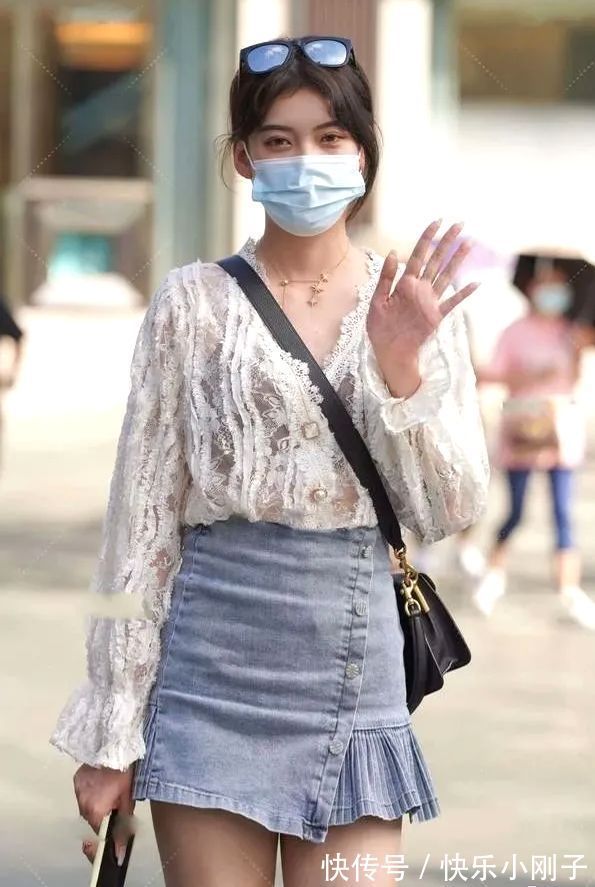 化装品 白色休闲衫，装饰更显青春感，搭配牛仔裙，十分靓丽