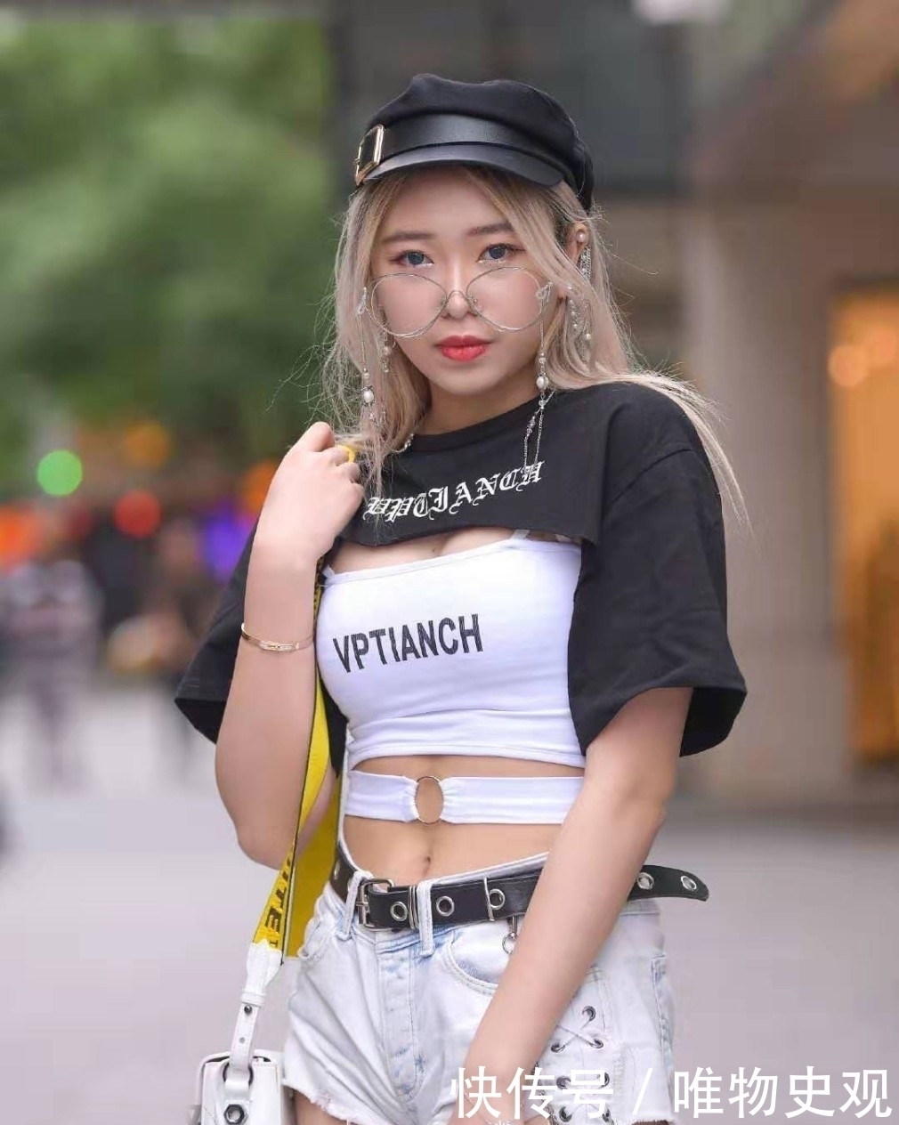 非常精致的小仙女穿搭，吊带设计的T恤+牛仔短裤，充满青春活力感