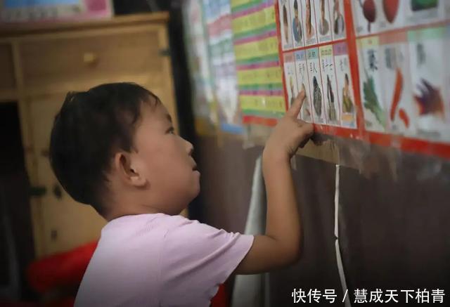 养父|被捡到时冻得不会哭,养父为脑瘫女婴放弃工作,现已学会叫爸爸