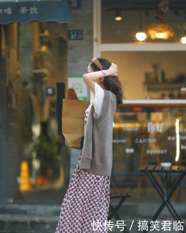 针织衫马甲|时髦精可以告别基本款半身裙了,会穿搭的女性都选择了碎花裙