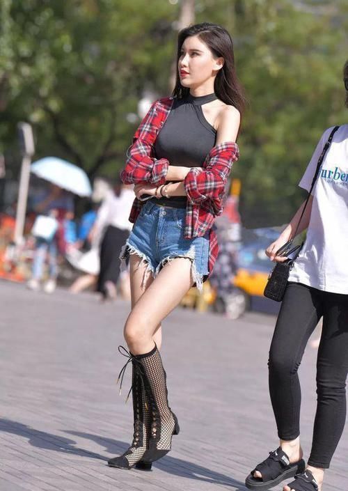 街拍小姐姐镂空靴和高跟鞋搭配衣服,款式非常新颖独特
