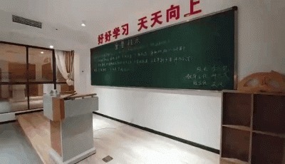 |搞笑GIF：妹妹犯错，被妈妈教训了之后去找哥哥求安慰