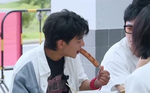 黃曉明請吃飯,姚安娜一下點三樣,結(jié)賬金額暴露富家千金真實消費