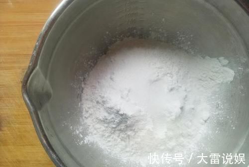 拉丝豆沙糕|拉丝豆沙糕,不用烤箱就能做的拉丝豆沙糕,外酥里软,糯米粉最好吃的做法就属它了