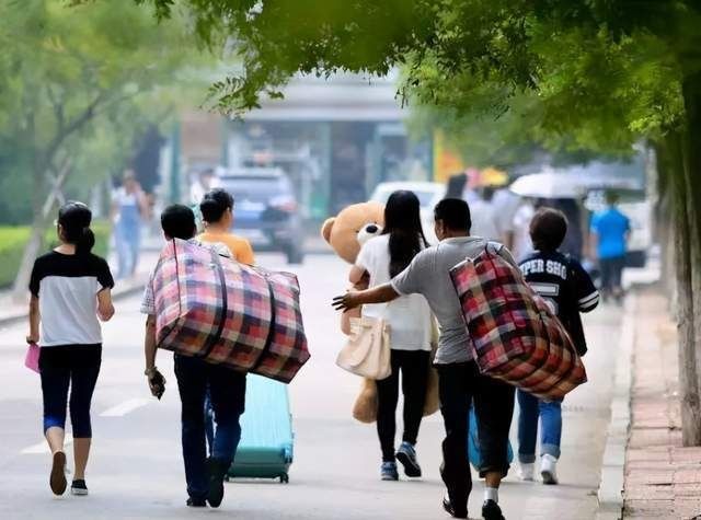 每周|女儿读大学，妈妈每周给2500生活费，没想到自己害了孩子