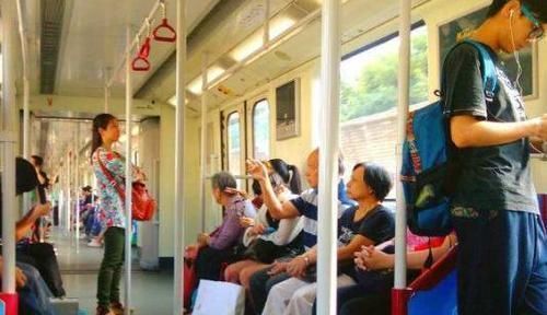 小偷|公交车上8岁孩子突然喊肚子痛,爸爸一看马上报警,众人都说机智