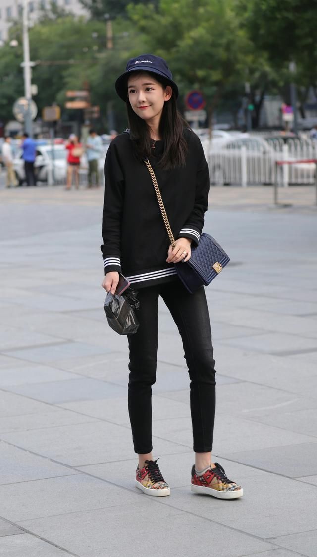 街拍穿蓝色薄纱裙的性感靓丽女孩，显得妩媚又动人