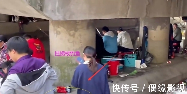 上海一河道鲫鱼大爆发，一天轻松钓上十几斤，有人拄着拐杖去钓鱼