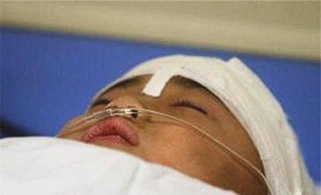 扔到|女儿抢过爸爸的手机扔到水里,爸爸愤怒的行为,女儿再也没有醒来