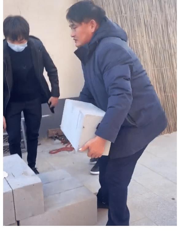 这是个炒作高手!腰疼却在家搬砖,推掉十几万演出费只为回家秋收