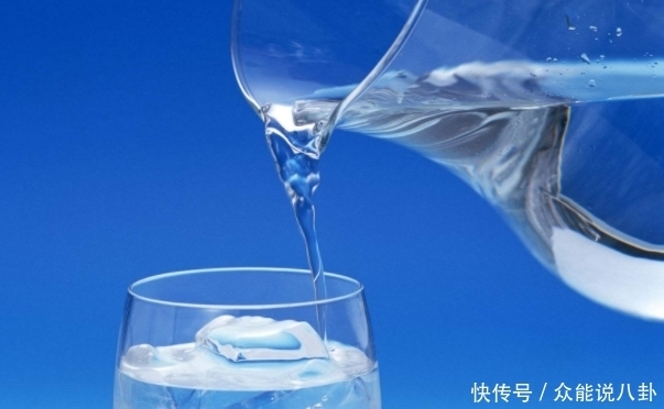 一斤盐倒进一斤水当中，最终重量是两斤，还是变少了？