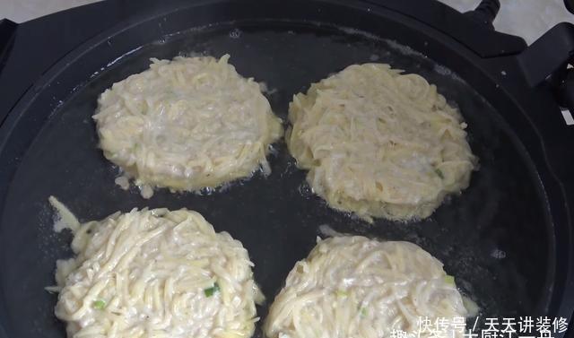 土豆饼最简单的做法,10分钟做好,金黄酥脆,解决了全家人的早餐