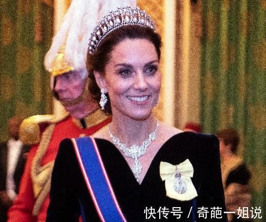 首饰!39岁凯特八面玲珑,多次借戴铁公鸡女王私藏珠宝,卡米拉成透明人