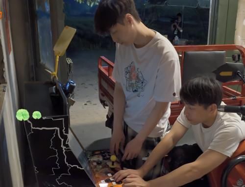 最佳男主角|彭昱畅玩游戏机无视黄磊，脚上的鞋子成最大焦点，网友：惹不起