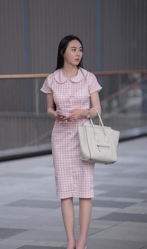 一身黑色|一身黑色吊带连衣裙和几件小饰品,气质极为高贵